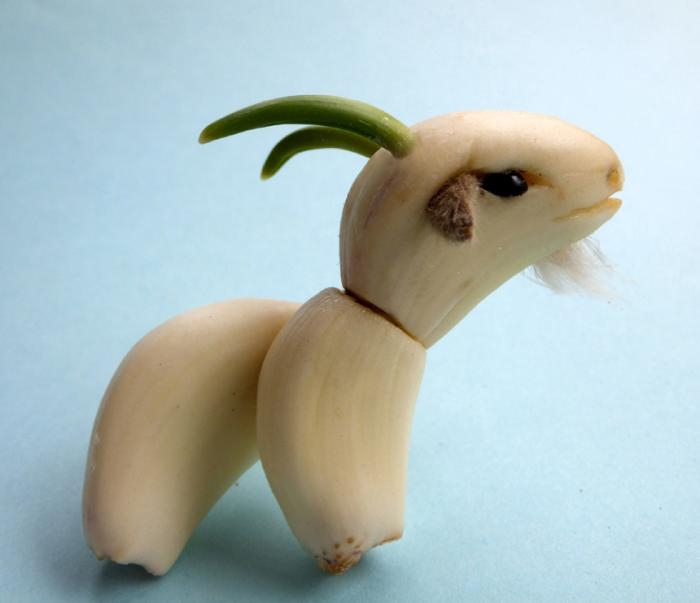 蒜瓣拼成“小羊”。受访者供图