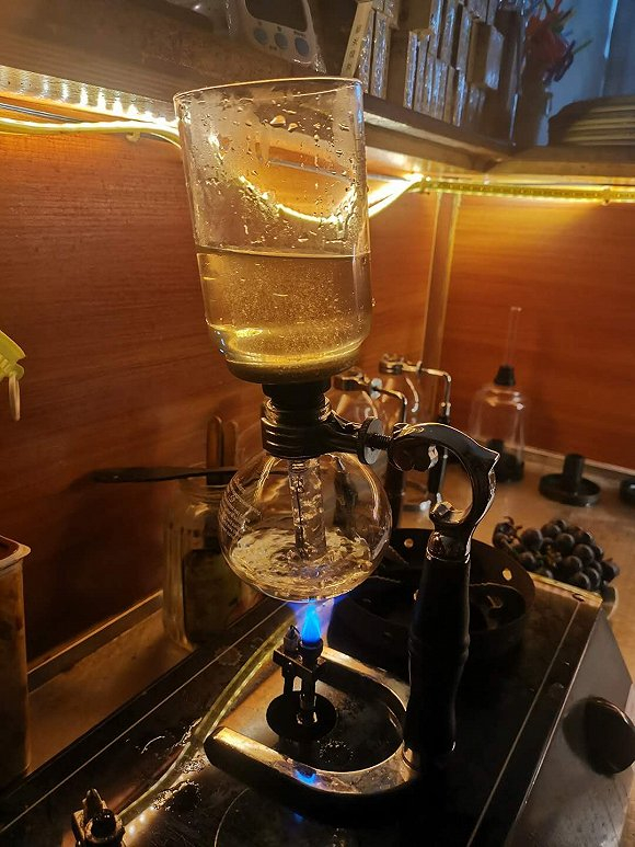 咖啡机蒸煮分馏。图片来源：吴红芬/摄