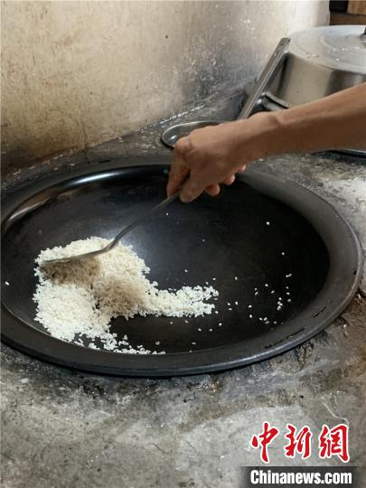 炒“高秋”粉现场。　李玉姣 摄