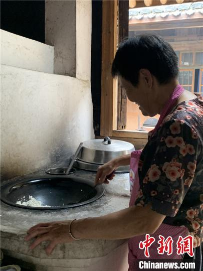 炒“高秋”粉现场。　李玉姣 摄