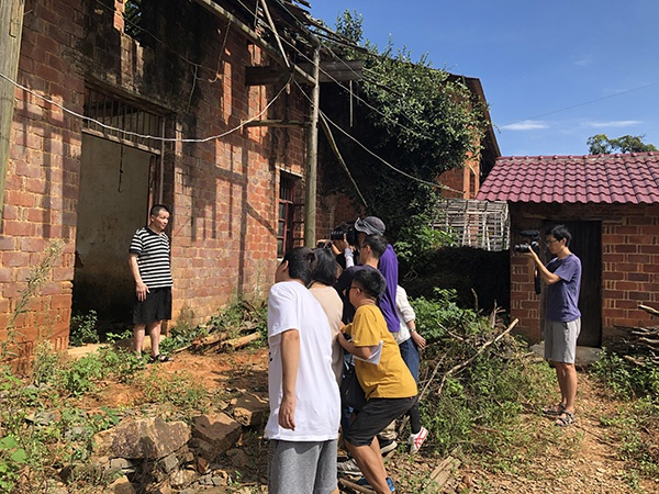 张玉环在倒塌的老宅前面对来自全国各地的媒体记者。本文图片&nbsp;澎湃新闻记者 卫佳铭 摄