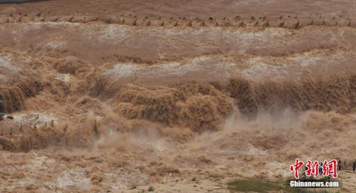资料图：8月1日，山西临汾，奔腾咆哮的黄河壶口瀑布。图片来源：人民视觉