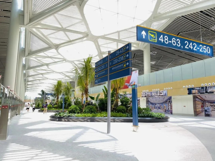 　正在建设中的海口美兰机场二期项目的中央商业大街