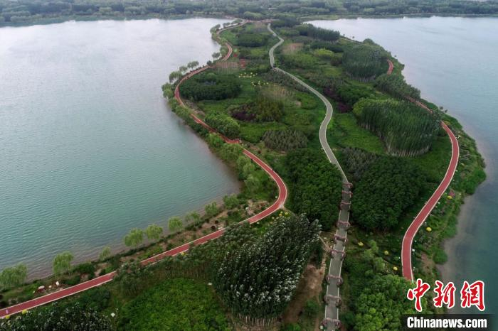 图为航拍位于甘州区境内的芦水湾生态旅游景区，湖水澄澈，风光旖旎。(资料图) 韦德占 摄