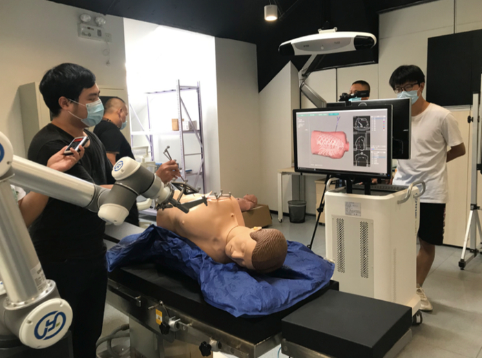 北京医疗机器人创新中心里，正在进行研发的肺部穿刺机器人