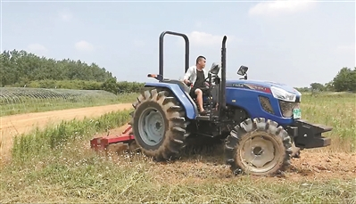  路超在白龙农场驾驶农机。