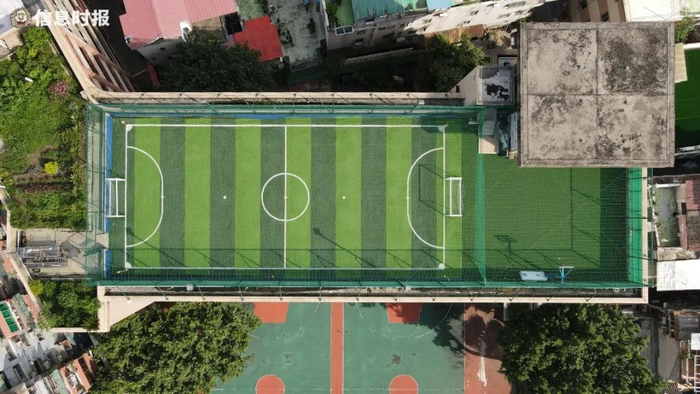 广州市第十中学空中足球场 信息时报记者 叶伟报摄
