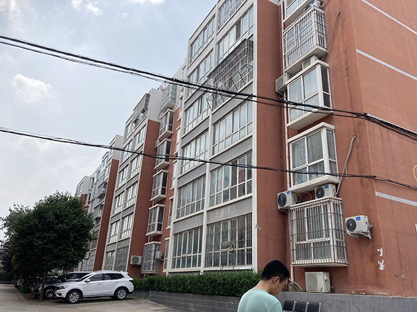 在“有钱”后，家里购房时，万东昊曾出资25万，其父亲表示愿意卖房还债。