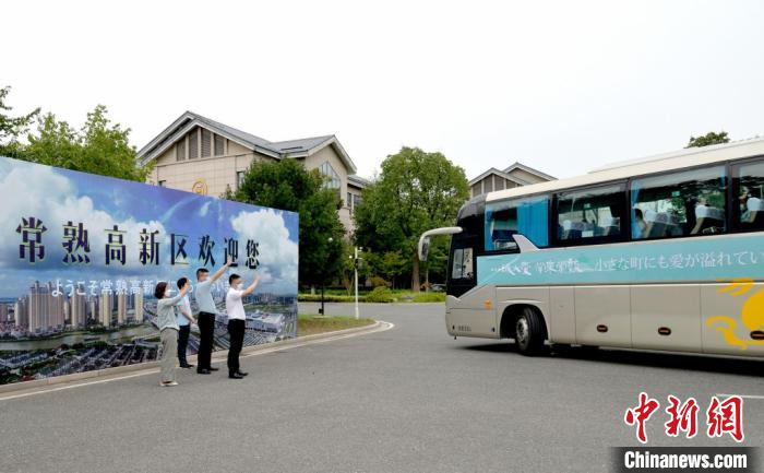 接送日籍员工的大巴上贴着“大城小爱，常来常熟”的中日双语标语。 常熟市融媒体中心供图