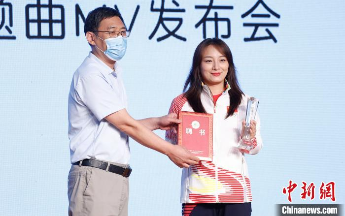 自由式滑雪空中技巧世界冠军，2022北京冬奥组委、冬残奥组委运动员委员会委员李妮娜（右）现场受聘担任第二任“冬奥社区轮值社区长” 杜洋 摄
