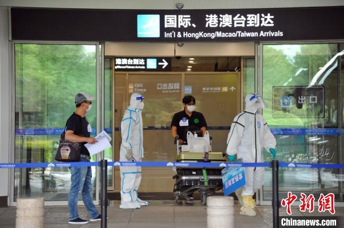 搭乘复工专机的日籍员工顺利落地。 常熟市融媒体中心供图