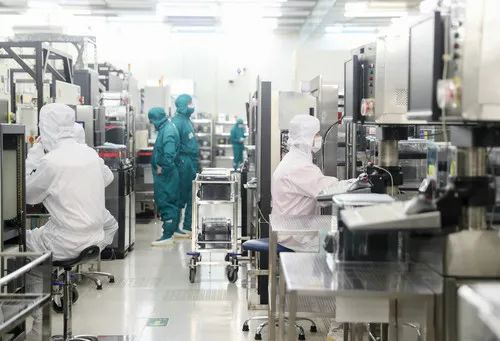 ▲资料图片：2月10日，在上海积塔半导体有限公司，工作人员在车间内作业。（新华社）