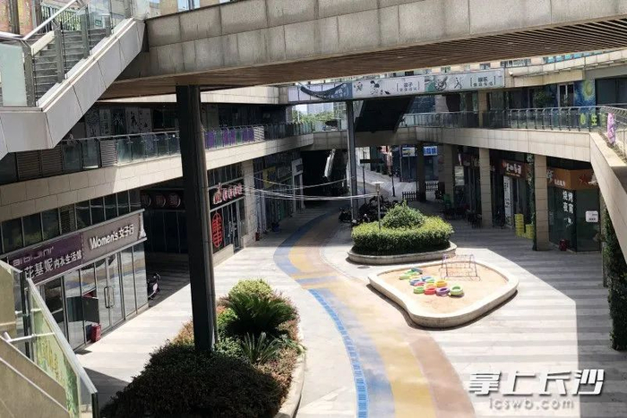 如今，光明E城大多数1楼商铺已人去楼空。长沙晚报全媒体记者 刘琦 摄