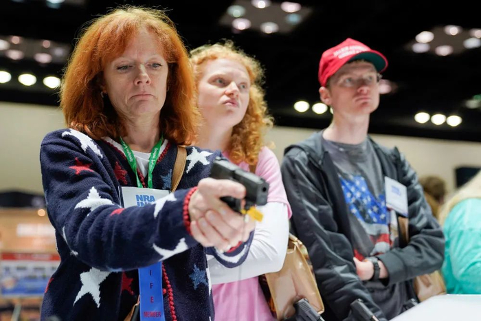 ▲资料图片：2019年4月28日，在美国印第安纳州首府印第安纳波利斯，参观者在美国全国步枪协会年会展览活动上体验手枪。（新华社/路透）