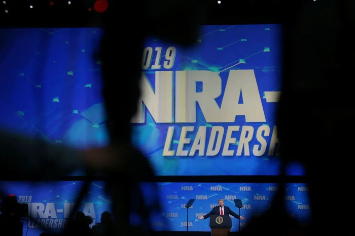▲资料图片：2019年4月26日，在美国印第安纳州首府印第安纳波利斯，美国总统特朗普在美国全国步枪协会年会上讲话。（新华社/路透）