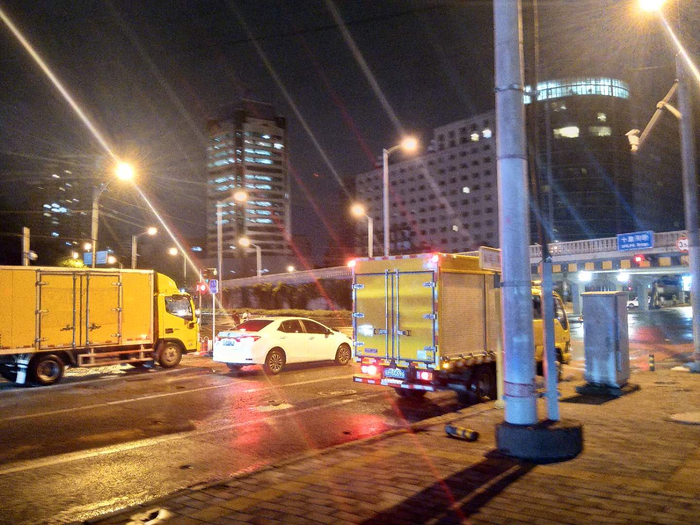 完成工作后的工程车停在路旁。 新京报记者 马明仁 摄