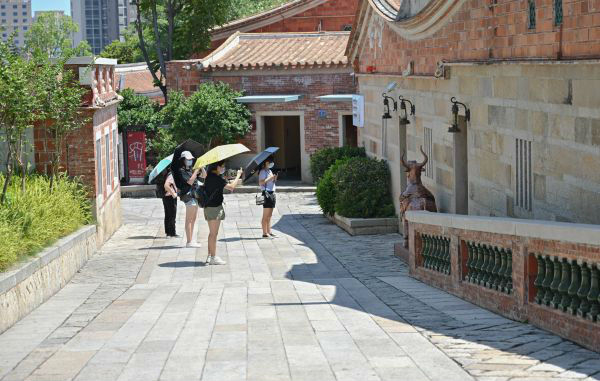  7月29日，游客在福建泉州晋江的“网红景点”五店市传统街区游览。新华社