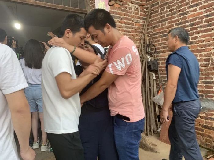 ▲8月4日，看到张玉环回家后，宋小女喜极而泣，险些晕倒，两个儿子搀扶住了她。新京报记者 张胜坡 摄