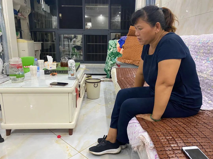 ▲8月6日晚上临近22时，宋小女还在接受媒体采访，疲惫是她最近生活的常态。新京报记者 杜雯雯 摄