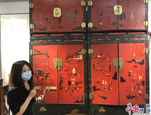 明万历朱漆人物图大柜 摄影 中国网记者 苏向东