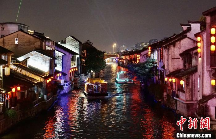 与繁华的街道相比，水面十分安静，也非常漂亮。　孙权 摄