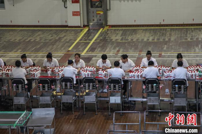 图为遵义仁怀市茅台镇茅台酒厂的员工在生产茅台酒。　瞿宏伦 摄