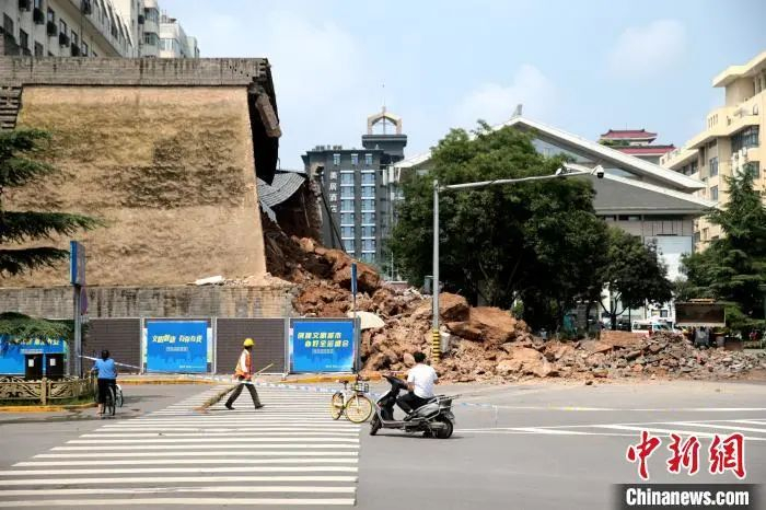 西安明秦王府城墙遗址修复保护砌体8日发生坍塌。张远 摄
