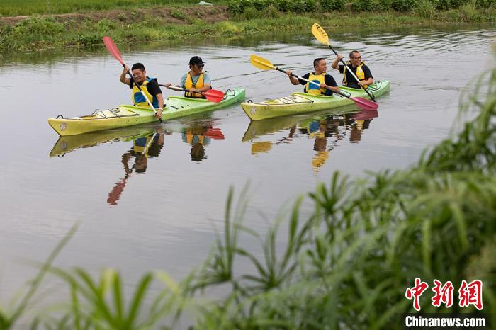 皮划艇爱好者在张浦镇尚明甸村的河道中游弋。　泱波 摄