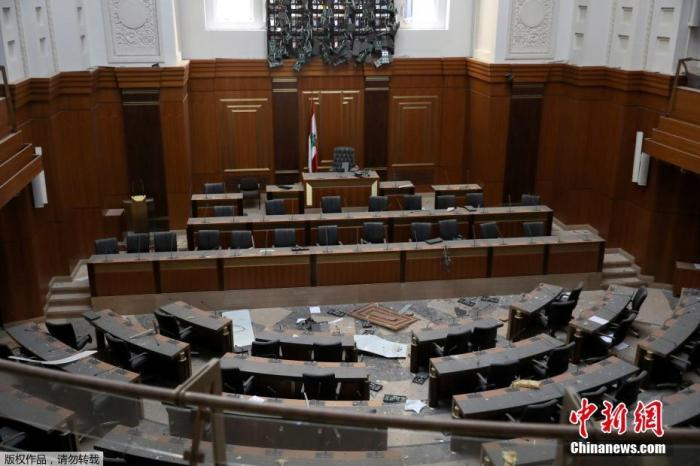 当地时间8月5日，黎巴嫩首都贝鲁特中心区，黎巴嫩议会大厅的地板上碎片散落一地。