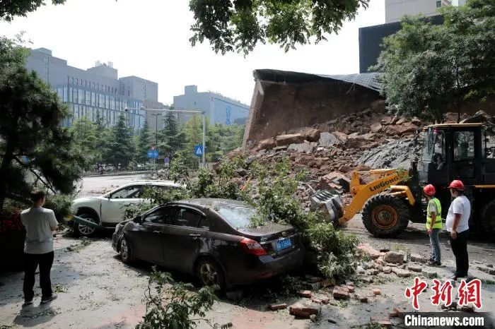 西安明秦王府城墙遗址修复保护砌体8日发生坍塌。张远 摄