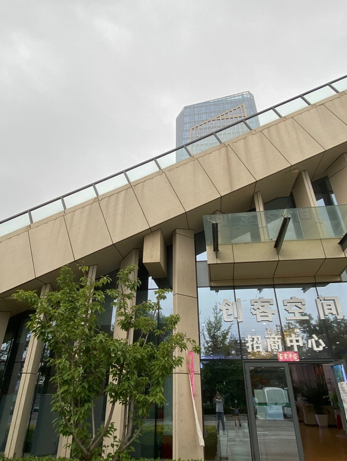  燕京总部基地大门口放置着“售楼处”标牌，进门右拐约十米即到，门上的招牌是“创客空间招商中心”。
