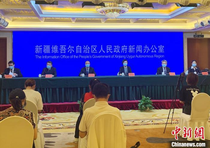 新疆9日召开疫情防控第二十三场新闻发布会。　赵雅敏 摄