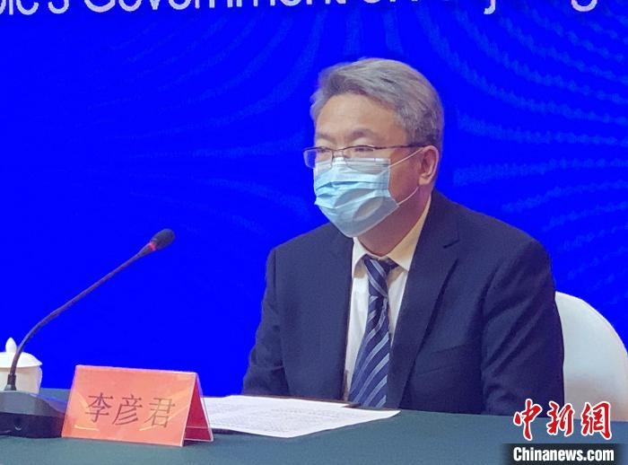 乌鲁木齐市疫情防控指挥部铁路防控组成员李彦君在新闻发布会上回答记者提问。　赵雅敏 摄