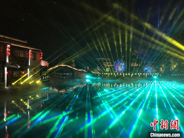 光影秀为夜市“助阵”。　孙权 摄