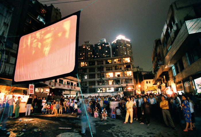 露天电影，大溪沟，2006年8月。罗大万 摄