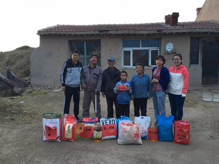 袁景林带着慰问品去孙岩家。受访者供图