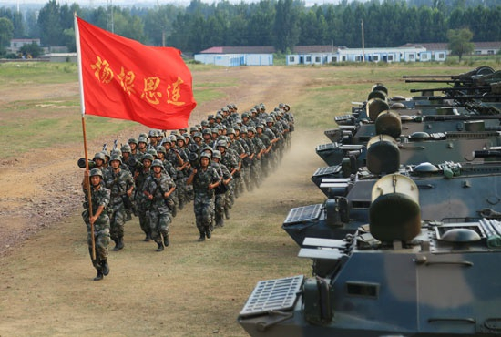 　　“杨根思连”进行战备拉动演练。吴春辉/摄