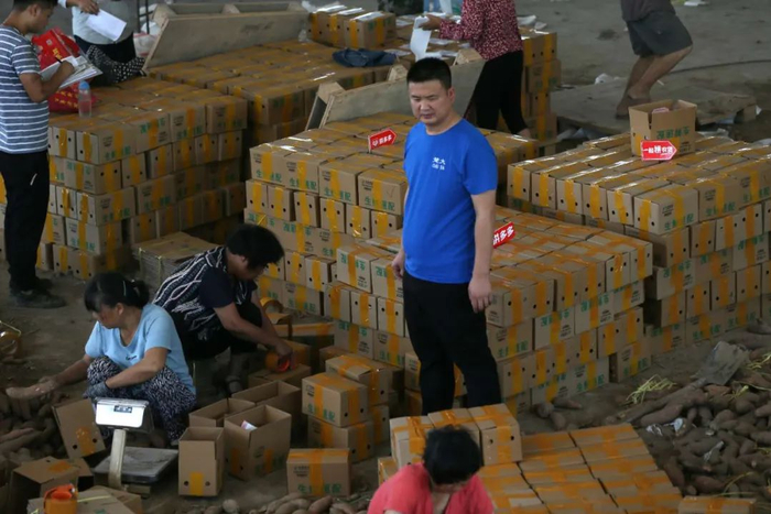 任乐乐在发货车间。（供图：任乐乐）