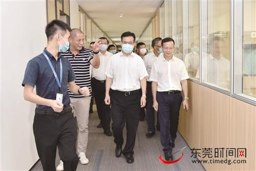■昨日，骆招群率部分住莞省政协委员和部分市政协委员开展“滨海湾新区经济发展建设情况”调研视察 通讯员 谭志东 摄