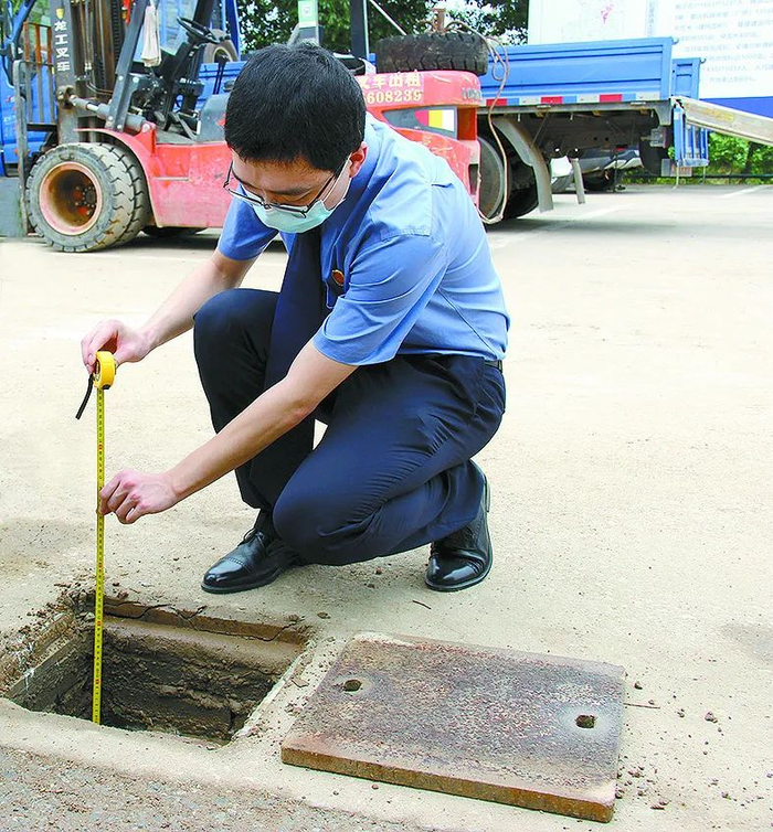 图为检察官现场勘查。