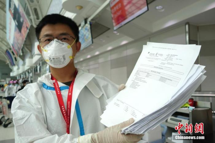 　　当地时间9月9日，加拿大多伦多皮尔逊国际机场，海南航空公司工作人员向记者展示直飞北京乘客的新冠病毒核酸检测阴性证明。 中新社记者 余瑞冬 摄