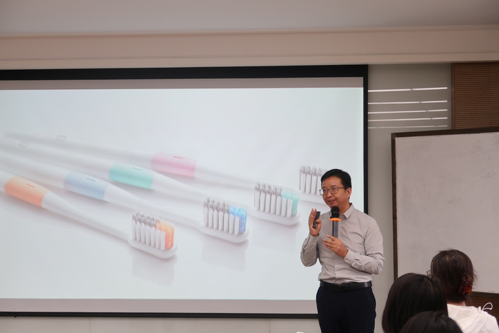 图：谷仓爆品学院院长洪华 现场分享