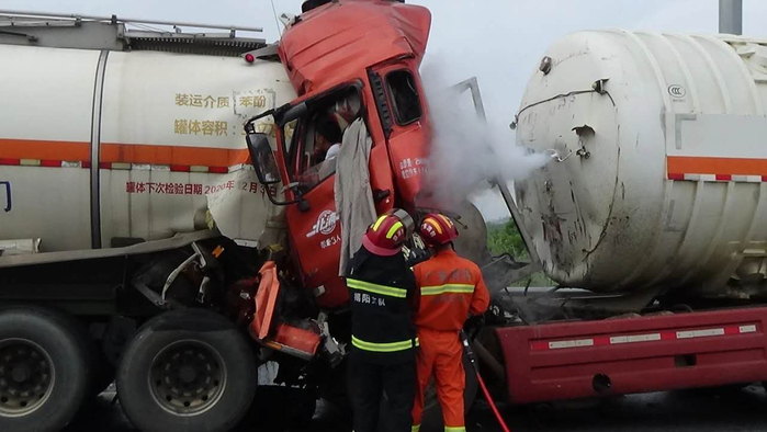  现场消防人员正在解救被困司机。受访者供图