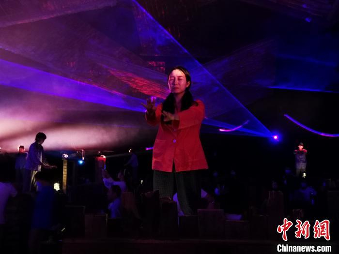 演员在“云之上”剧场“追梦年华”情景空间里表演。　单鹏 摄