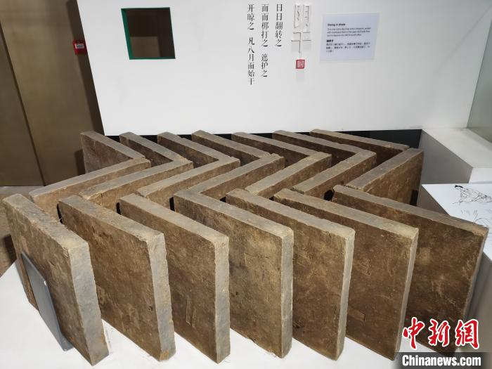 苏州陆慕地区土质颗粒细、杂质少、粘性强、可塑性好。清代雍正尤其是乾隆以后，只有苏州府负责“金砖”烧造，成为“金砖”的唯一产地。　钟升 摄