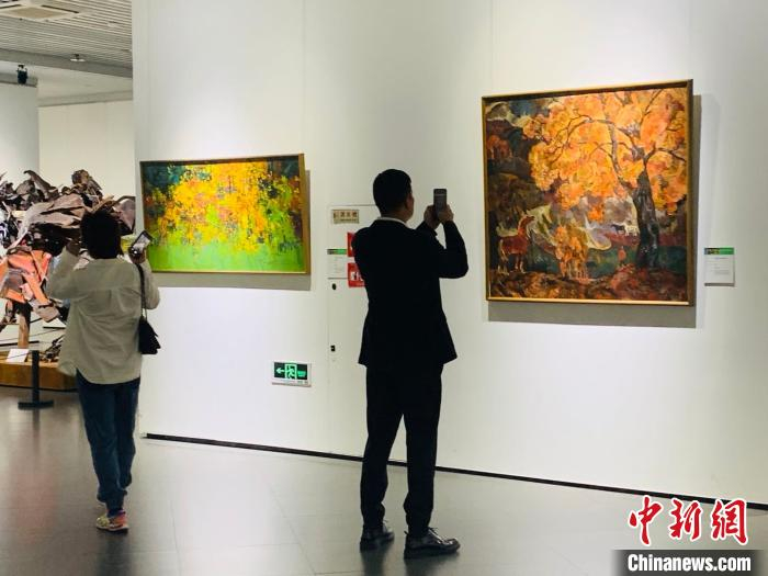 画展现场。　刘锡菊 摄