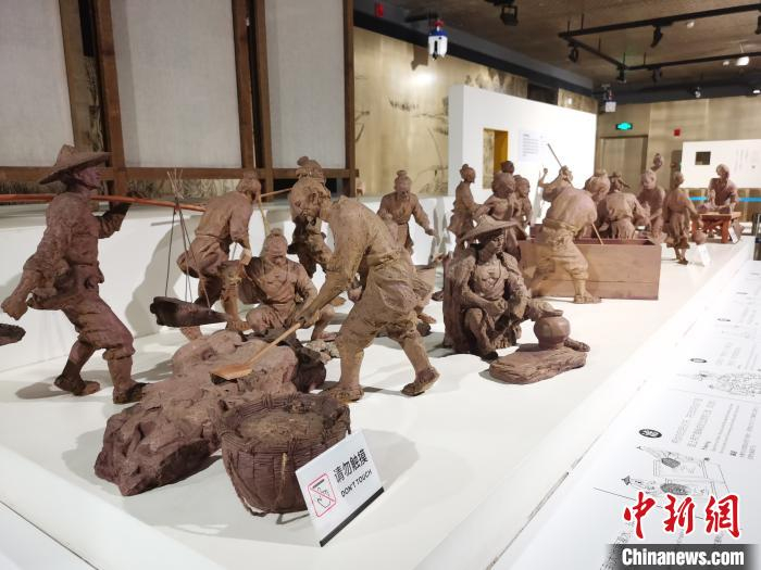 “金砖”的制造工艺讲究、耗时漫长，需要经过选泥、练泥、制坯、阴干、烧制等29道工序。　钟升 摄