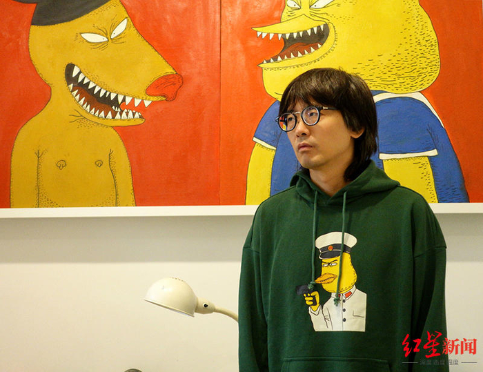 彭磊身着北海怪兽帽衫