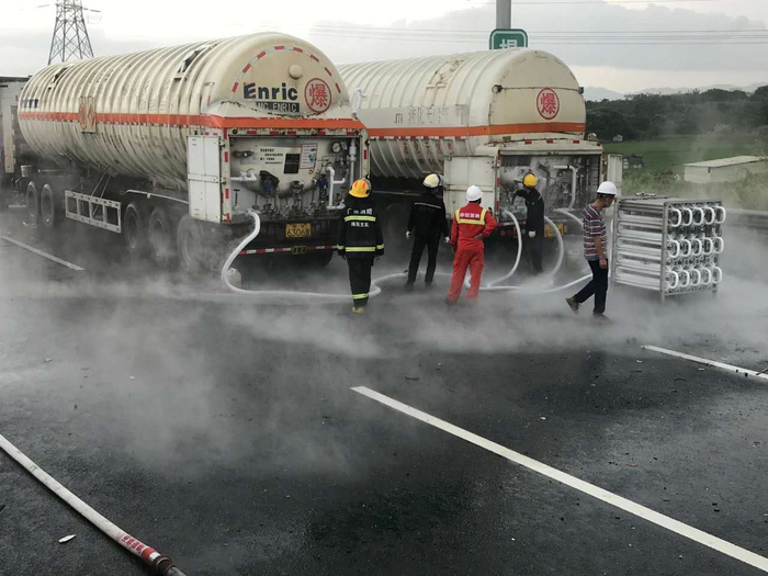  现场应急人员在进行液化天然气倒罐处理。受访者供图