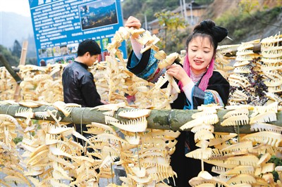 在加宜村扶贫车间，村民对竹笋进行加工。资料图片